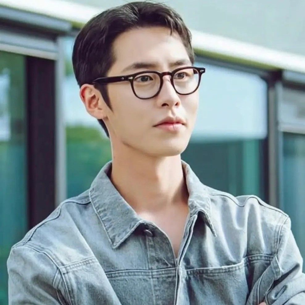 A moment captured by a fan of Lee Jaewook