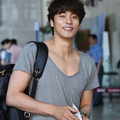 Behind-the-scenes cut of Sunghoon