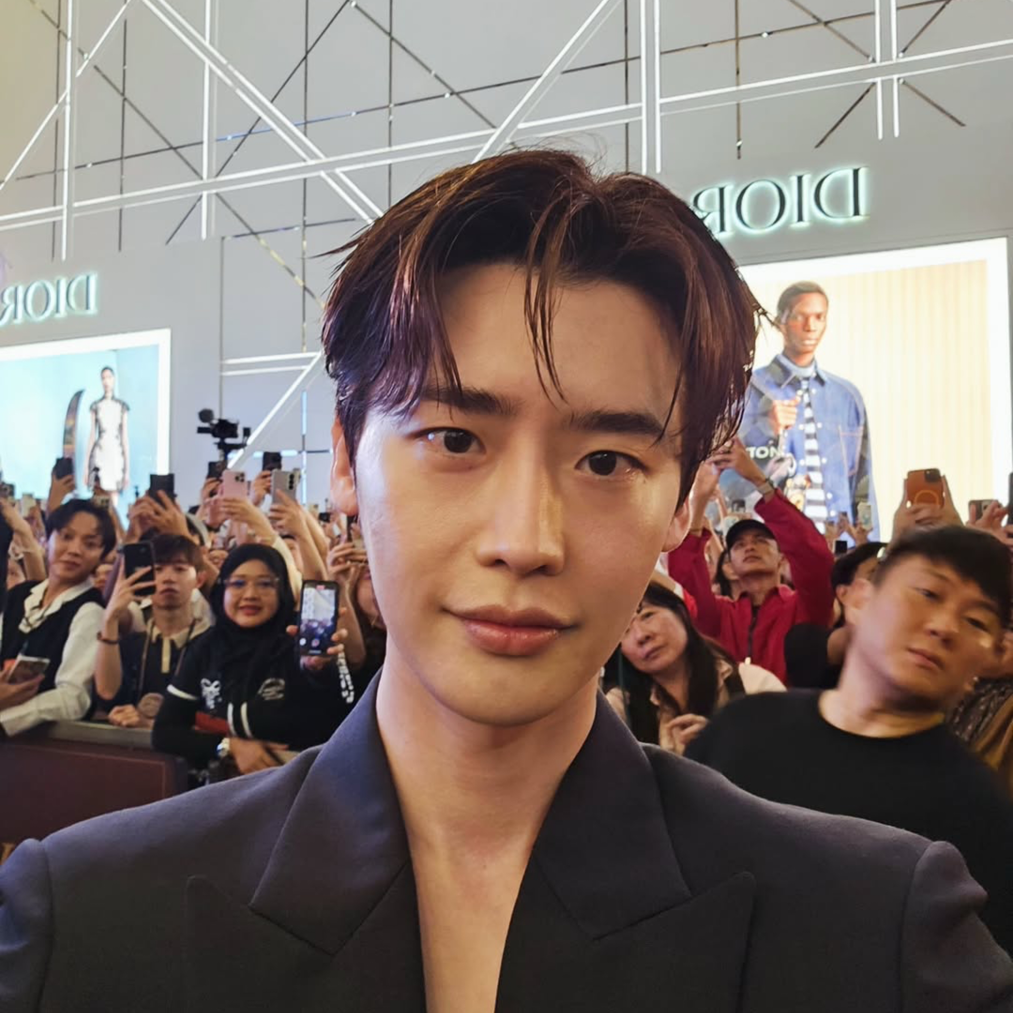 Behind-the-scenes cut of Lee Jongsuk