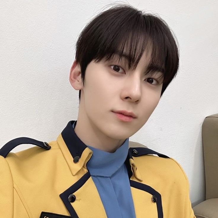 A moment captured by a fan of Hwang Minhyun