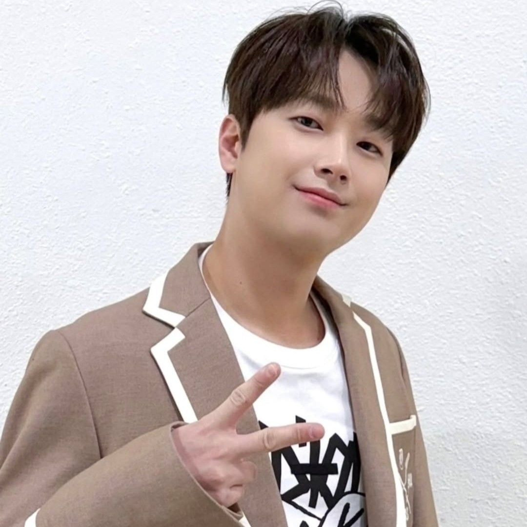 Behind-the-scenes cut of Lee Chanwon