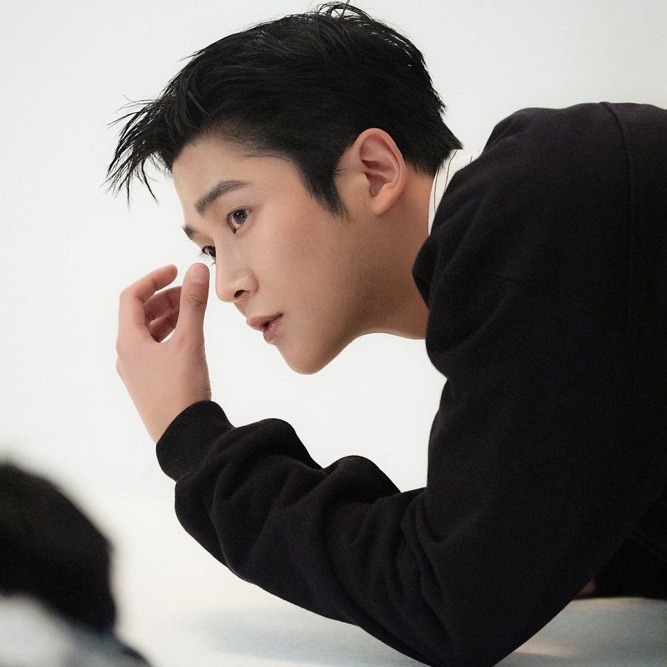 로운의 비하인드 컷