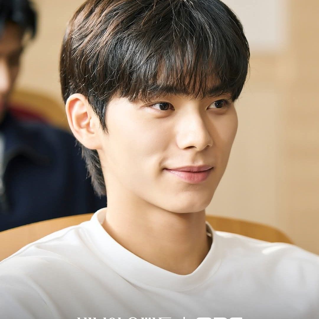 Behind-the-scenes cut of Lee Chaemin