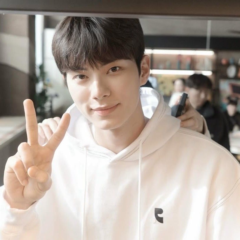 Behind-the-scenes cut of Lee Chaemin