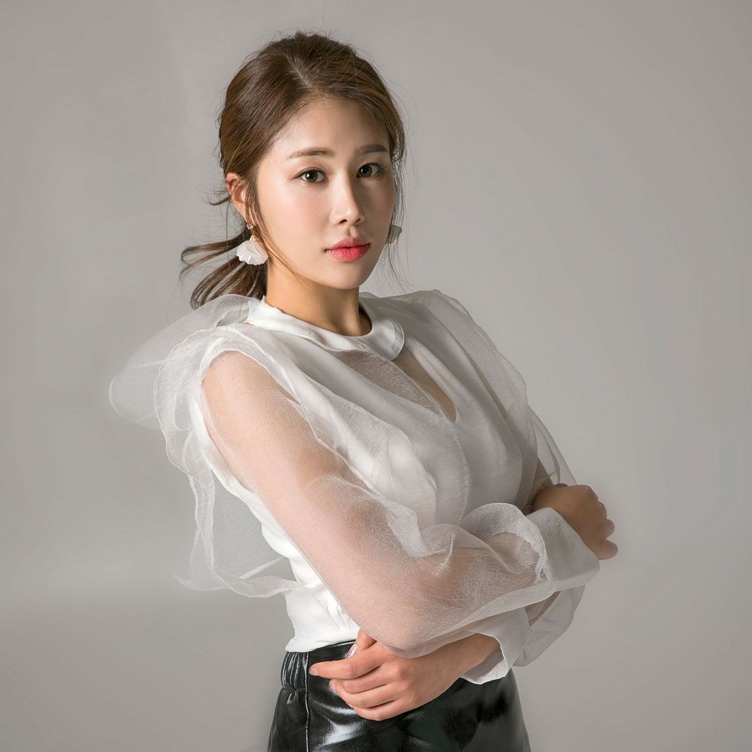 Behind-the-scenes cut of Kim Soyou