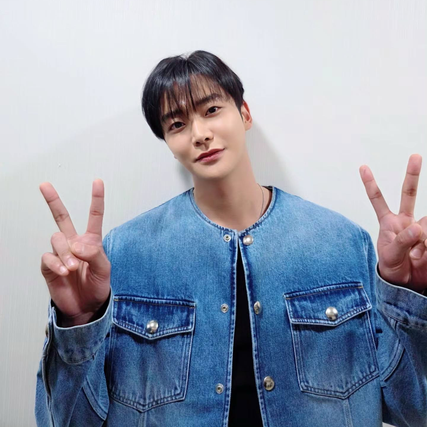 Behind-the-scenes cut of Rowoon