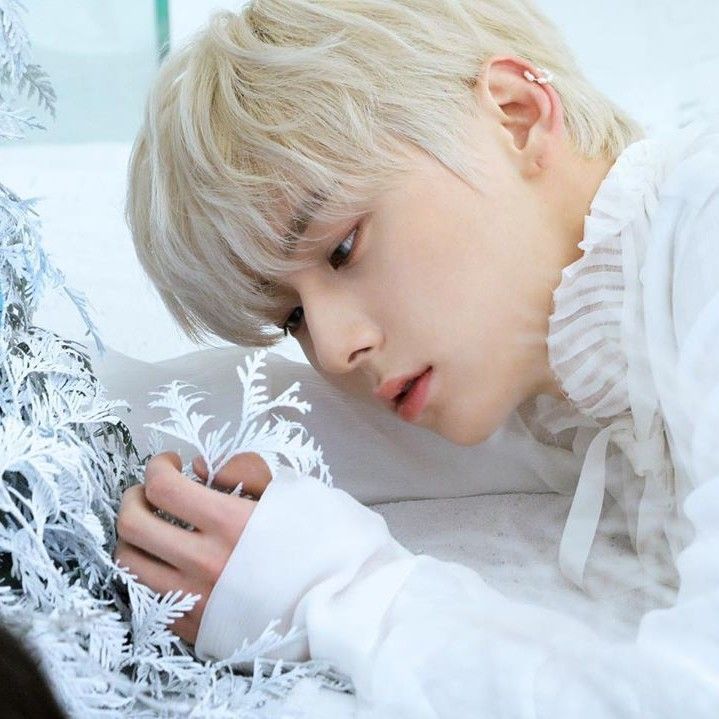 A moment captured by a fan of Hwang Minhyun