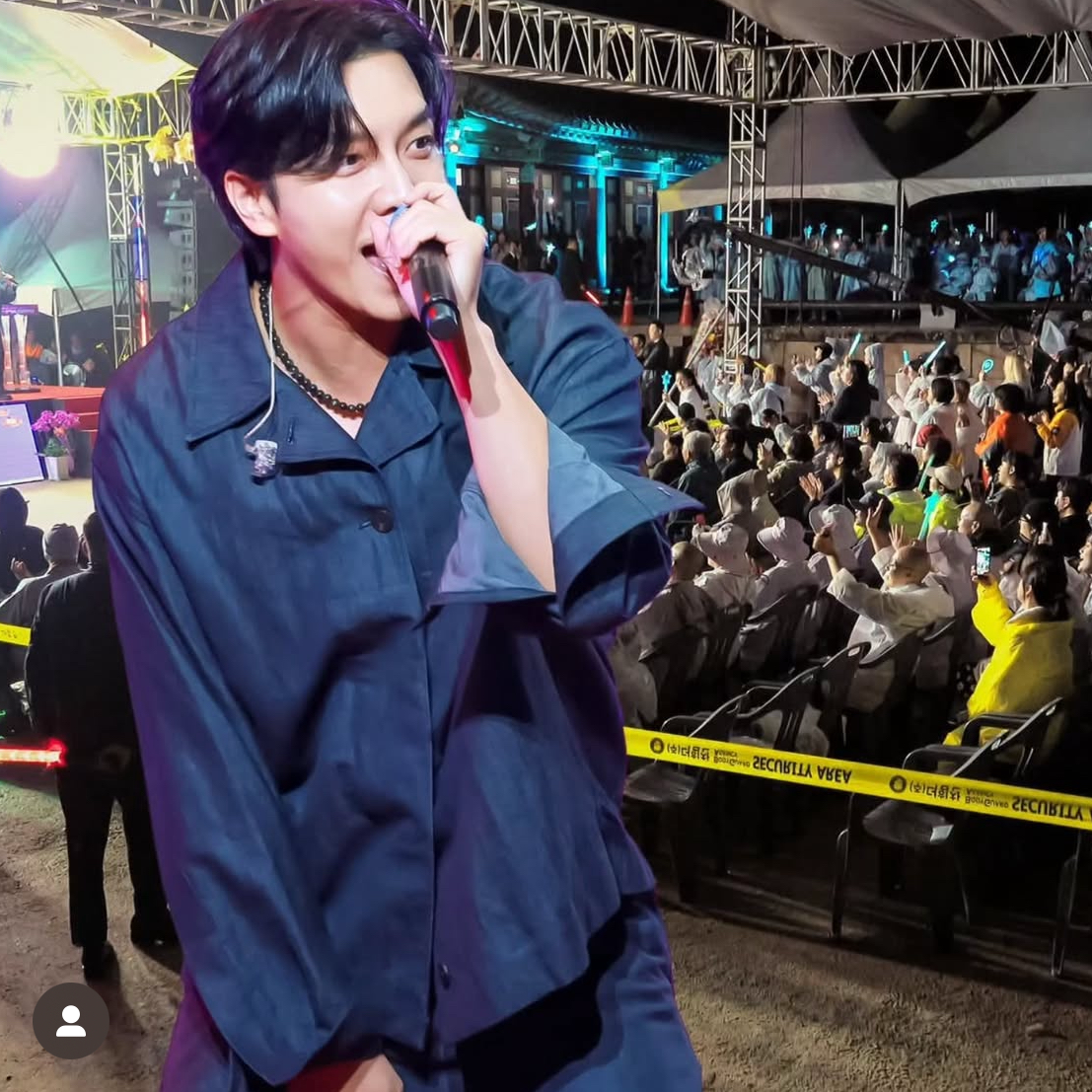 A moment captured by a fan of Lee Seunggi