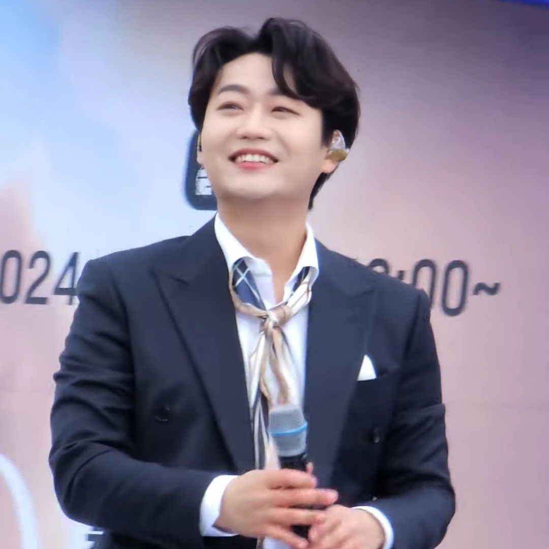 A moment captured by a fan of Min Soohyun