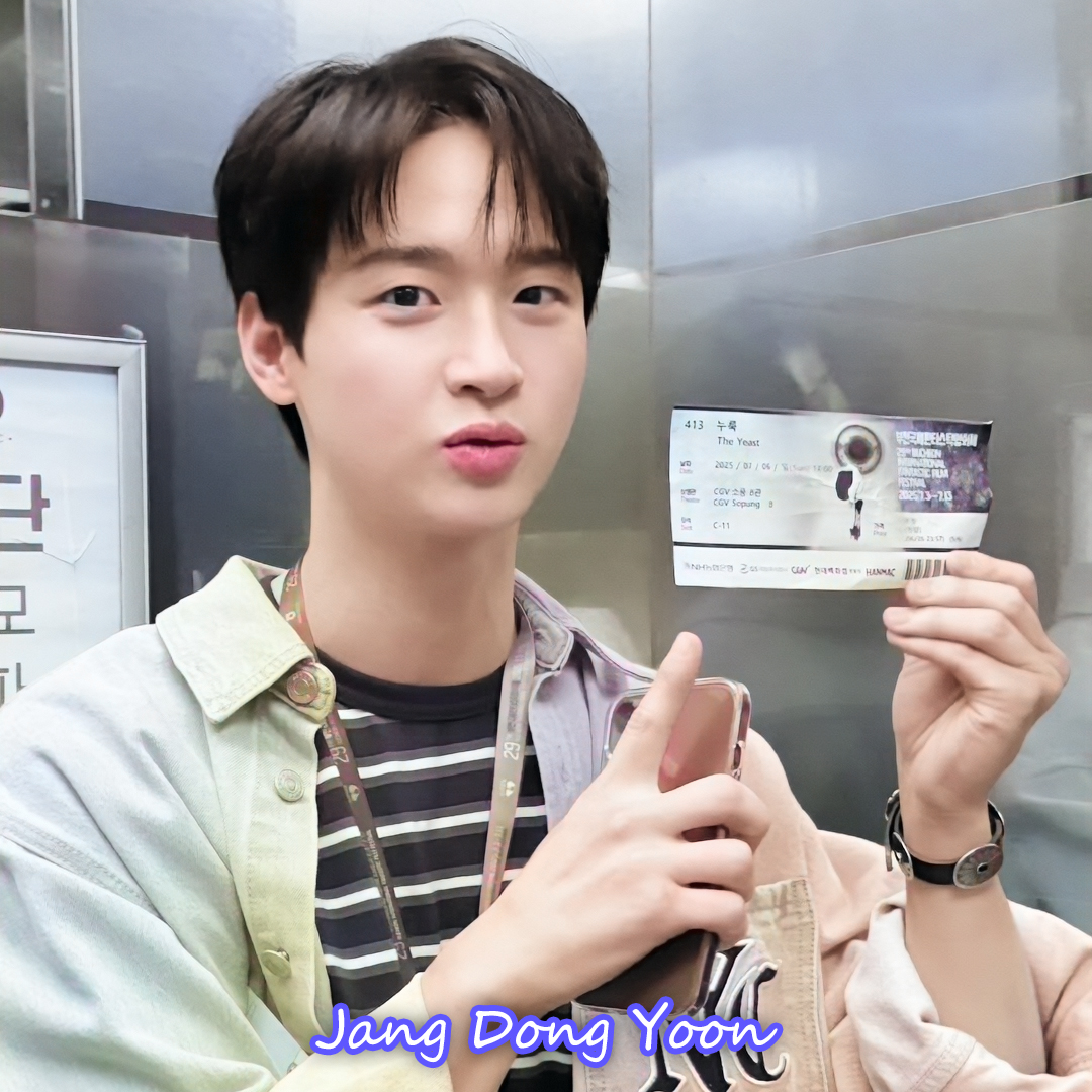A moment captured by a fan of Jang Dongyoon