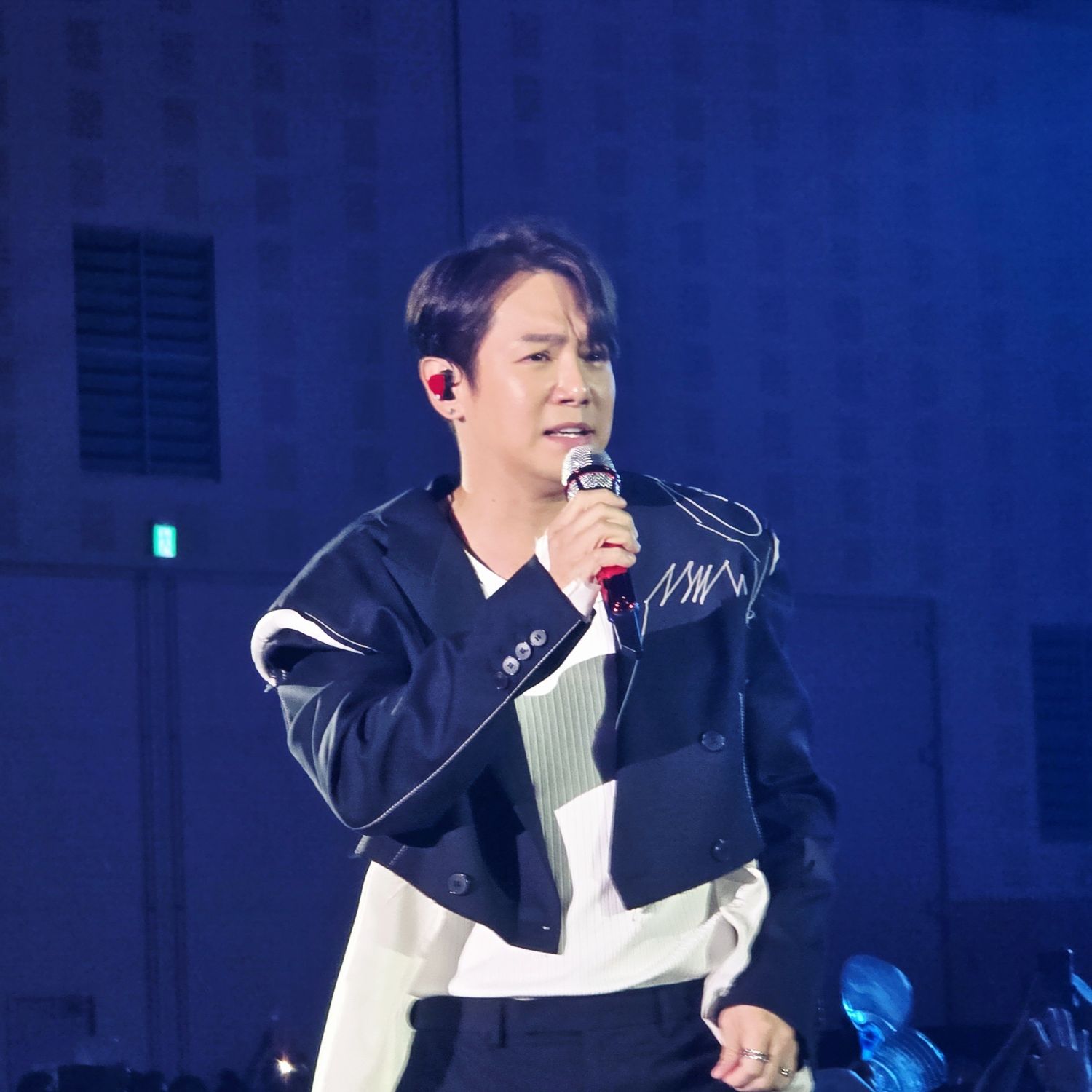 Behind-the-scenes cut of Hwanhee