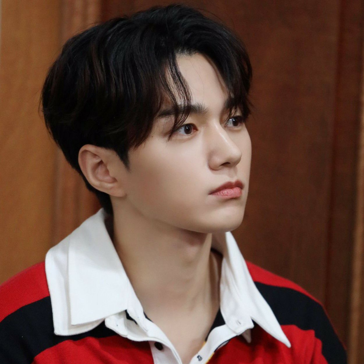 Behind-the-scenes cut of Kim Myungsoo (L)