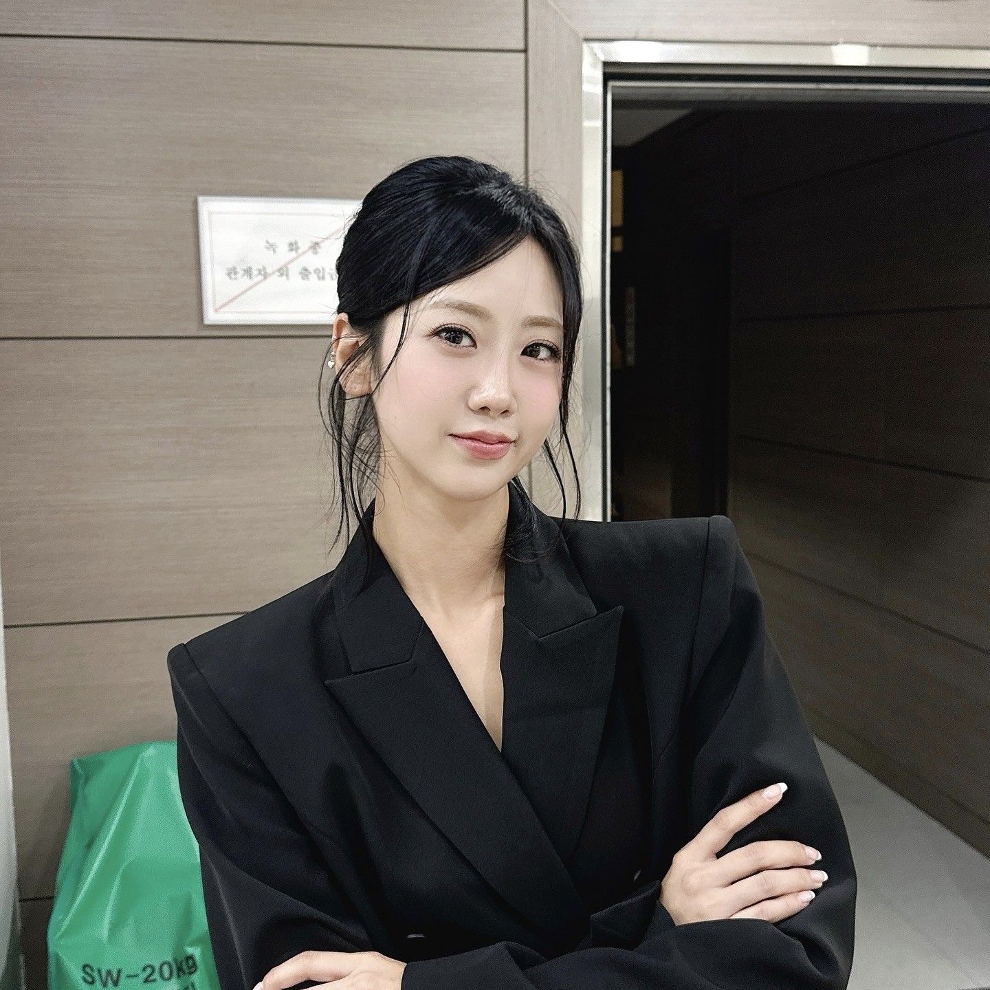 Behind-the-scenes cut of Kang Hyeyeon