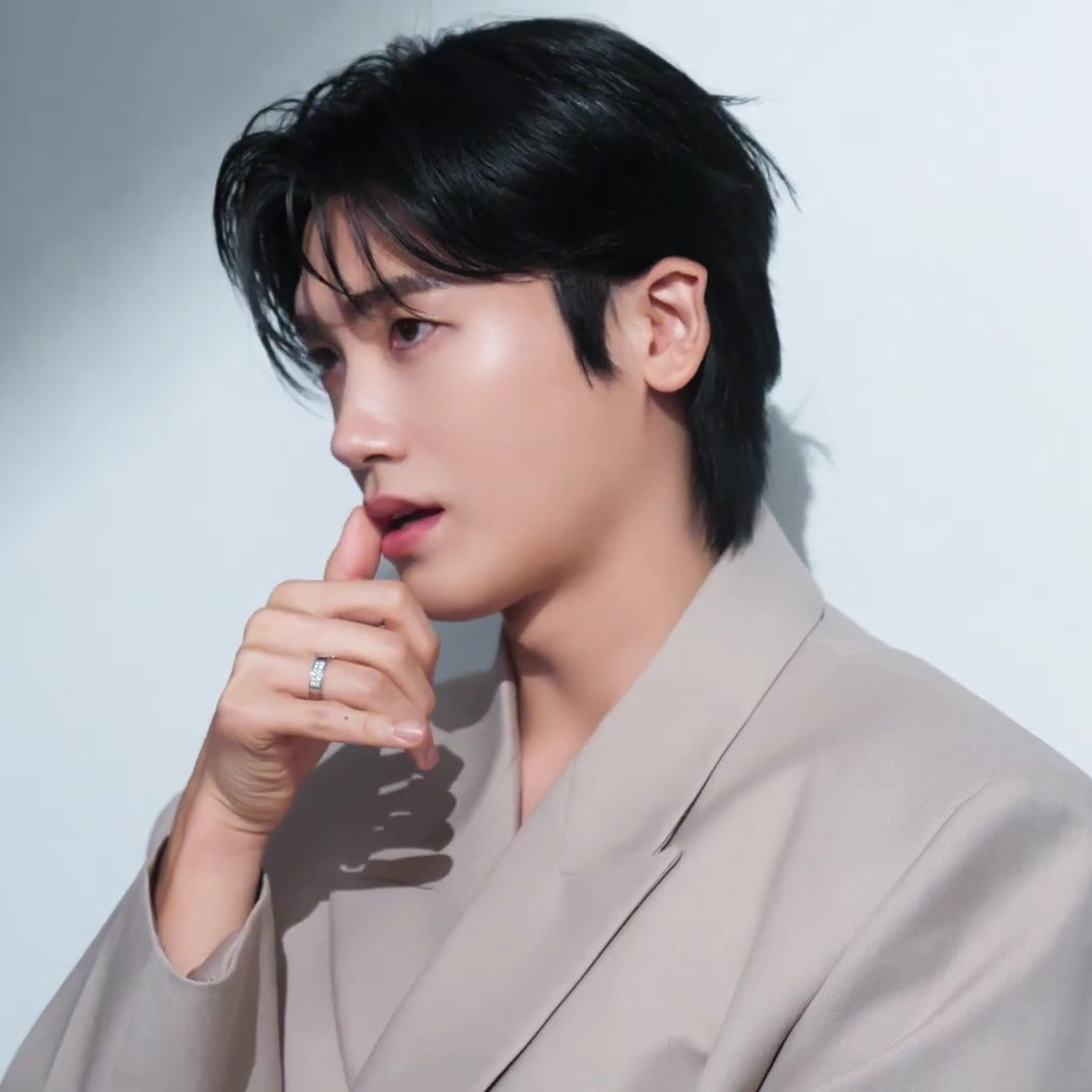 Behind-the-scenes cut of Park Hyungsik