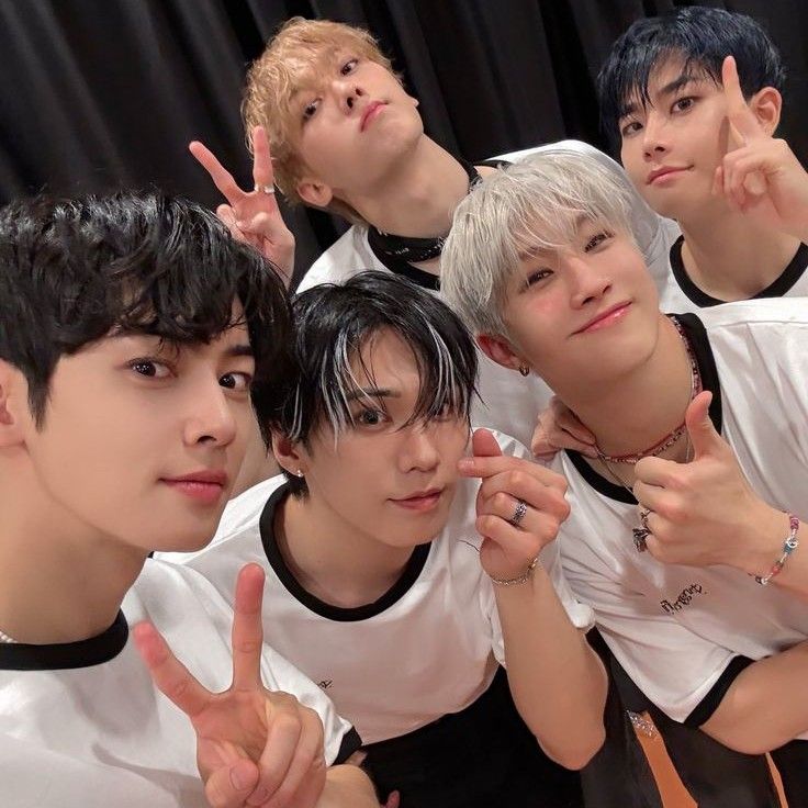Behind-the-scenes cut of Cha Eunwoo