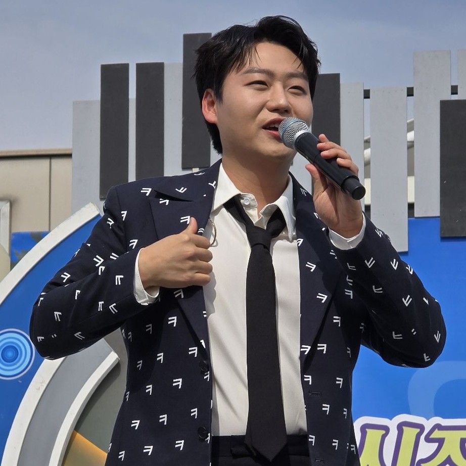 A moment captured by a fan of Min Soohyun