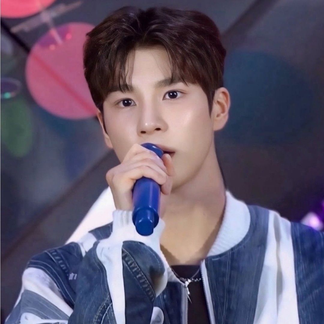 A moment captured by a fan of Jeong Dongwon