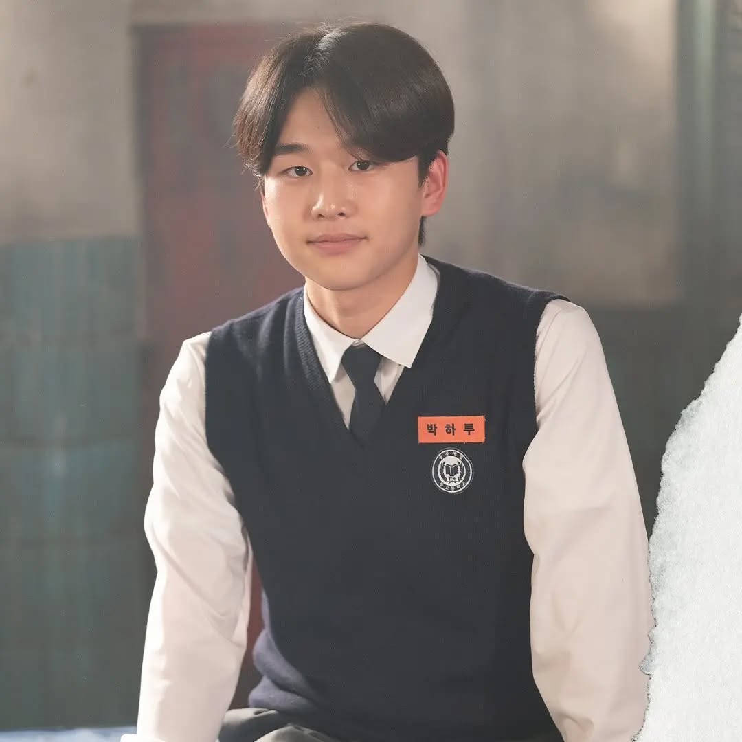Behind-the-scenes cut of Kim Yoonwoo