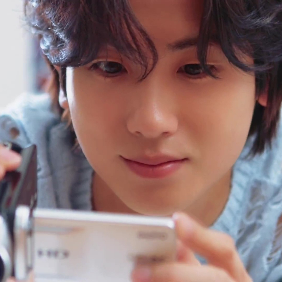 Behind-the-scenes cut of Park Hyungsik