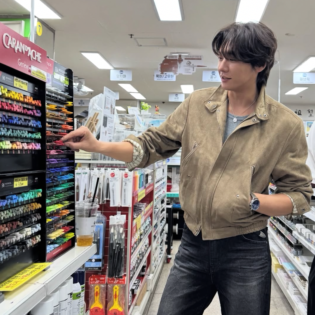 A moment captured by a fan of Kim Youngkwang