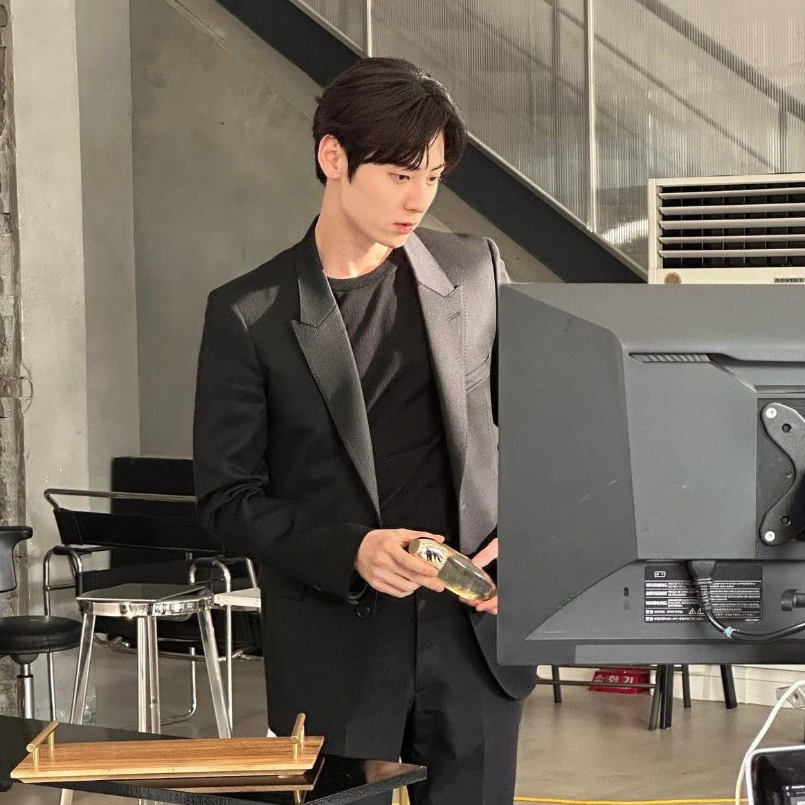 Behind-the-scenes cut of Hwang Minhyun