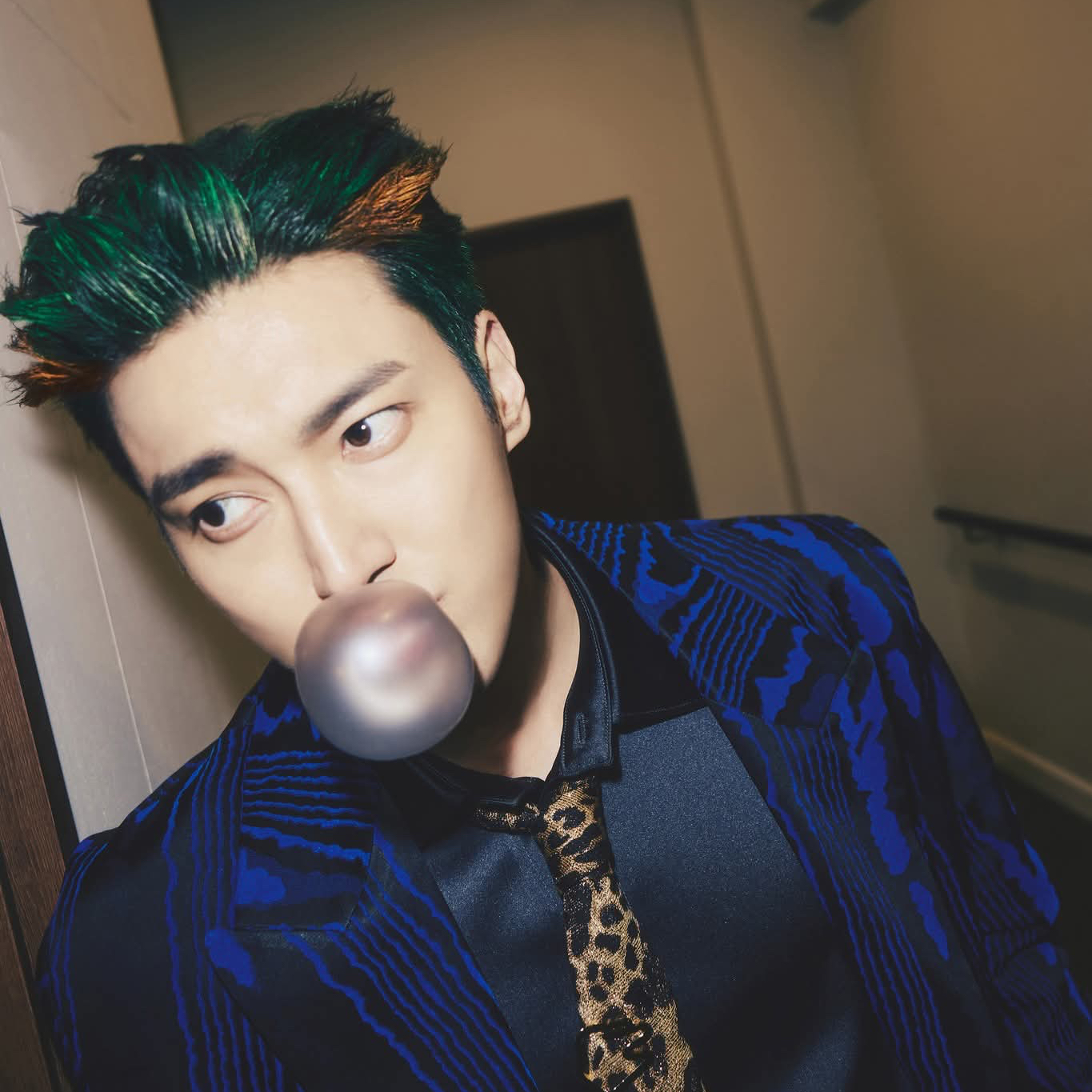 Behind-the-scenes cut of Choi Siwon