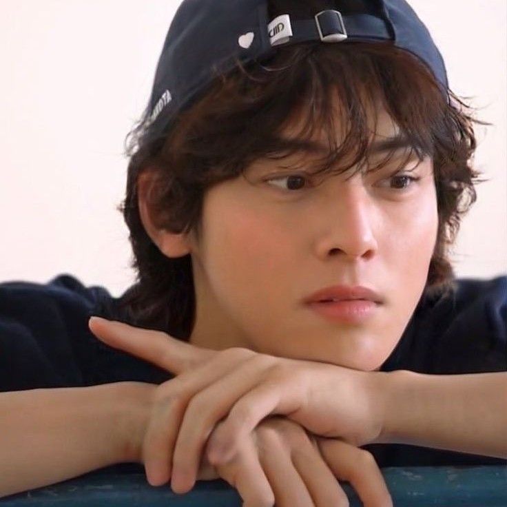 Behind-the-scenes cut of Cha Eunwoo