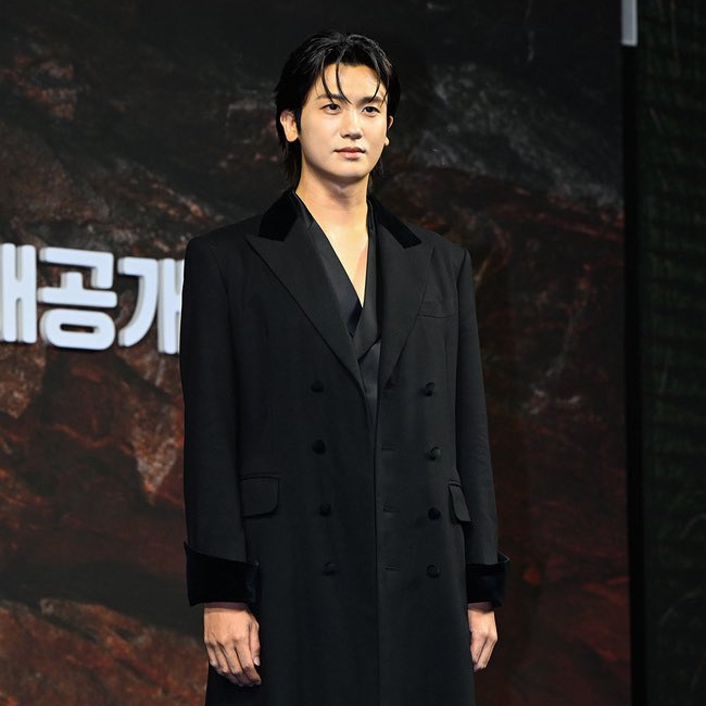 Behind-the-scenes cut of Park Hyungsik