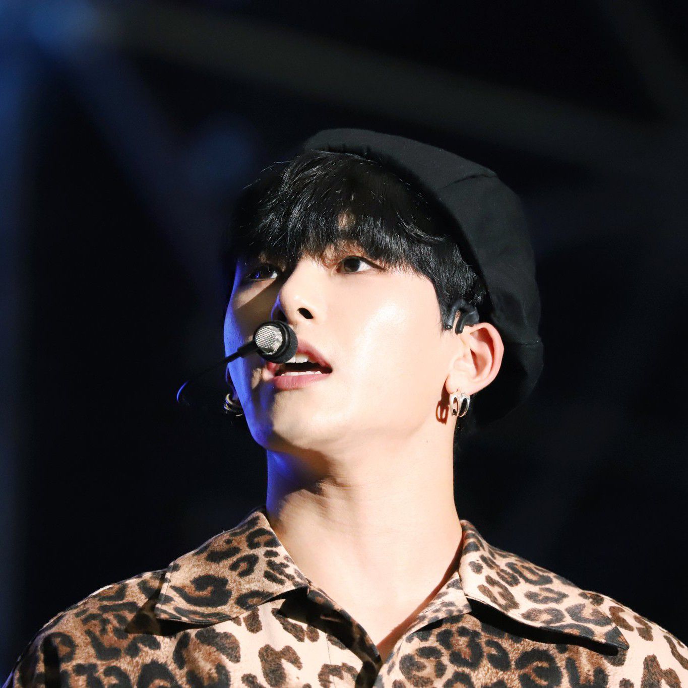 Behind-the-scenes cut of Hoya