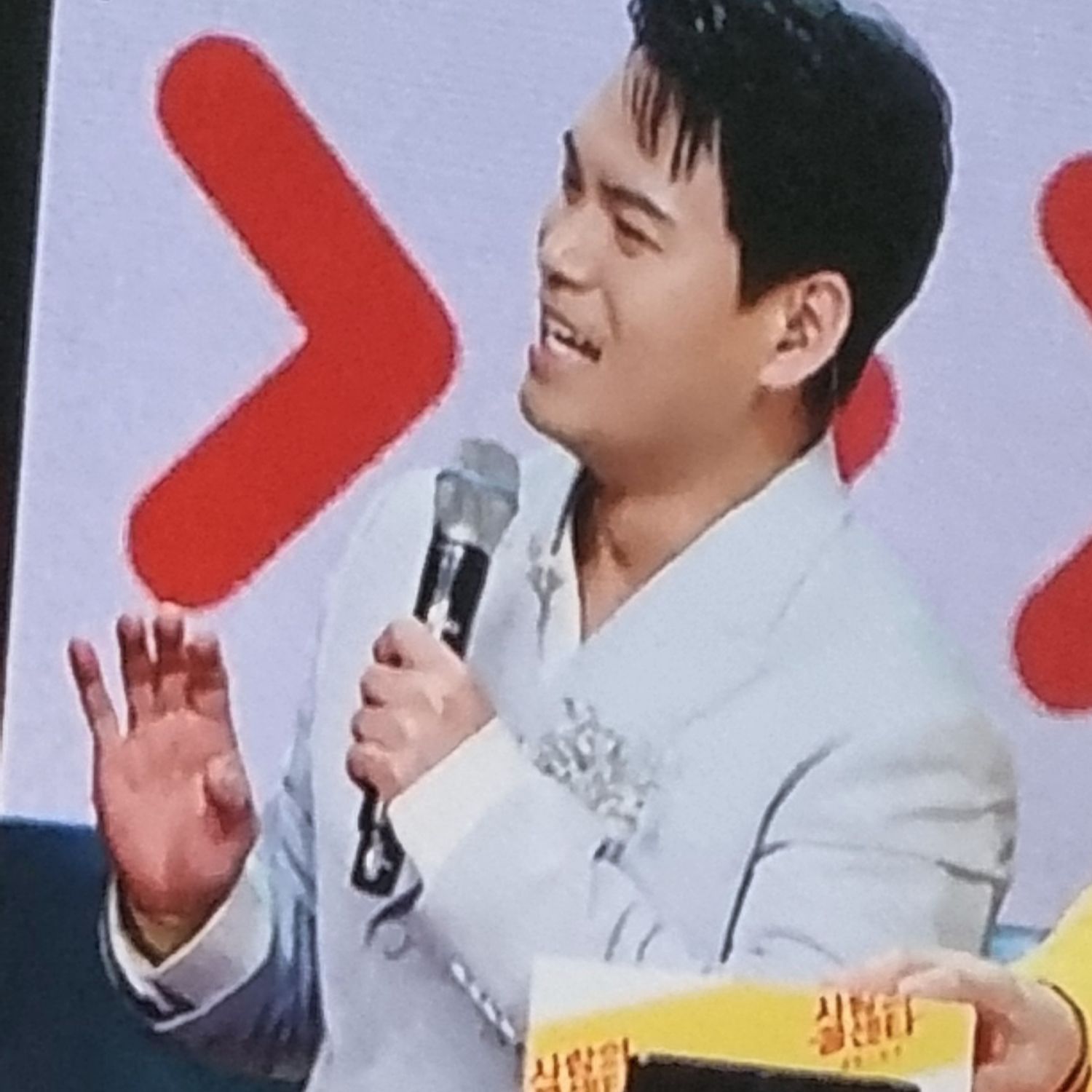 Behind-the-scenes cut of Lee Jung