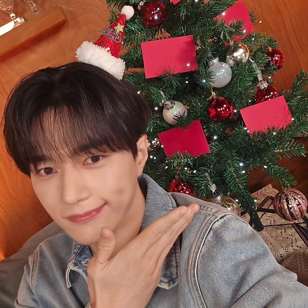 Latest photo of Kim Myungsoo (L)