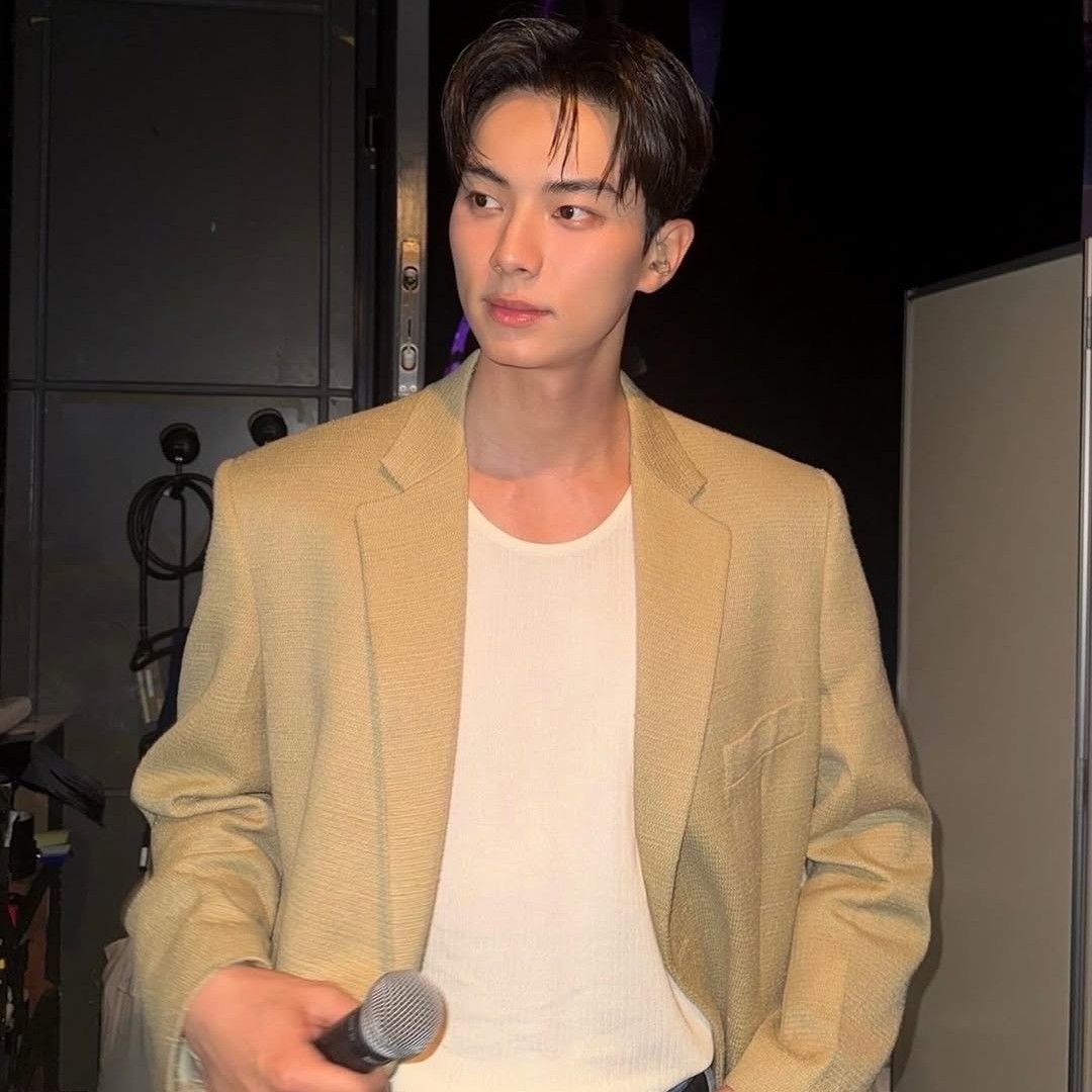 Behind-the-scenes cut of Lee Chaemin