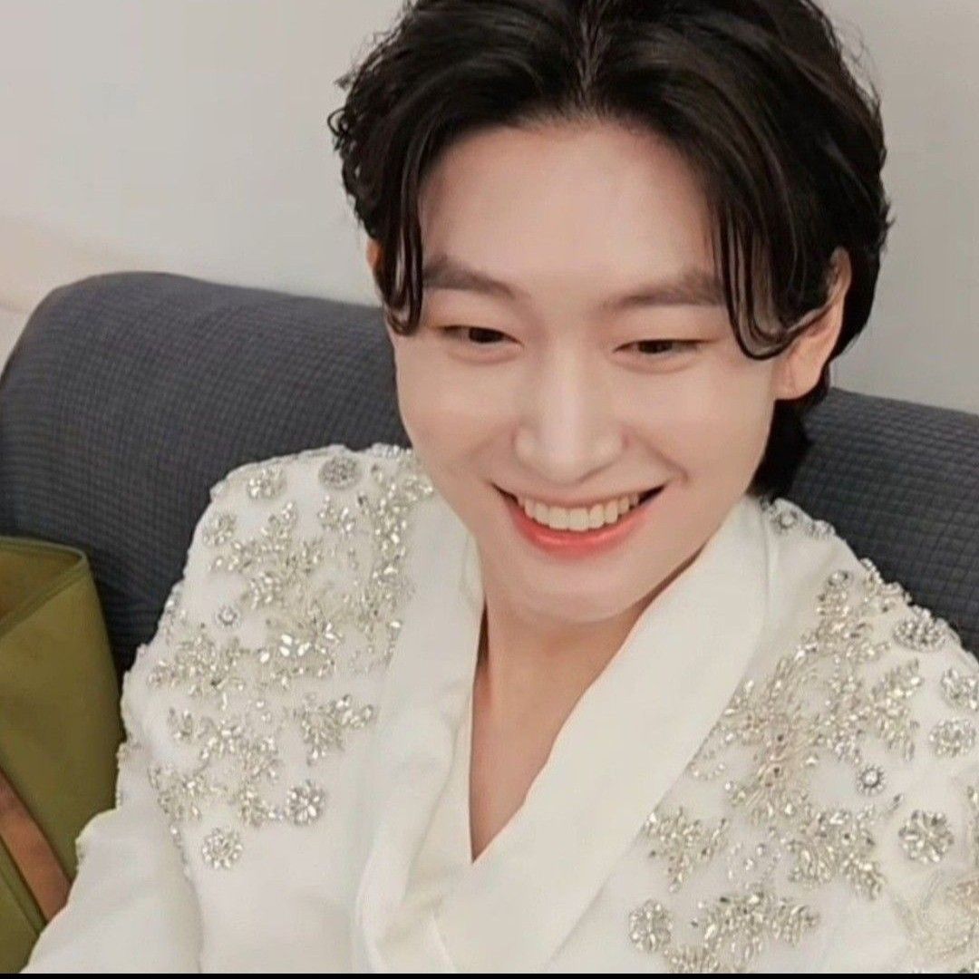 Behind-the-scenes cut of Kim Yongbin