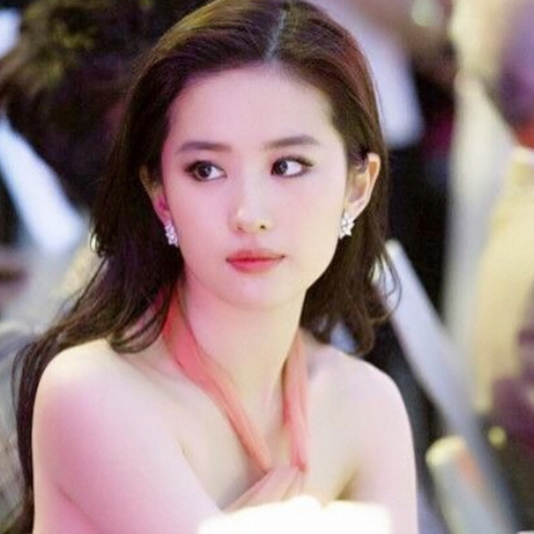 A moment captured by a fan of Liu Yifei