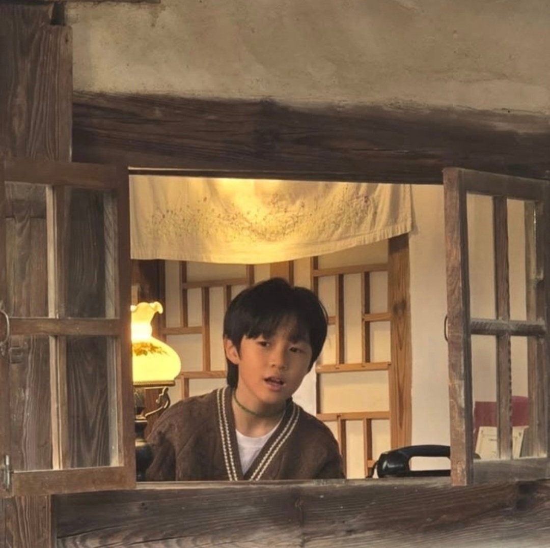 Behind-the-scenes cut of You Jiwoo