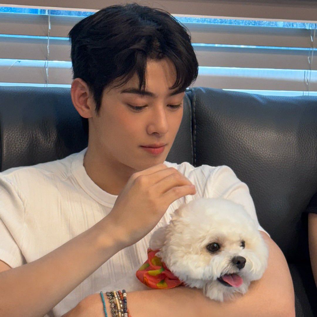 Behind-the-scenes cut of Cha Eunwoo
