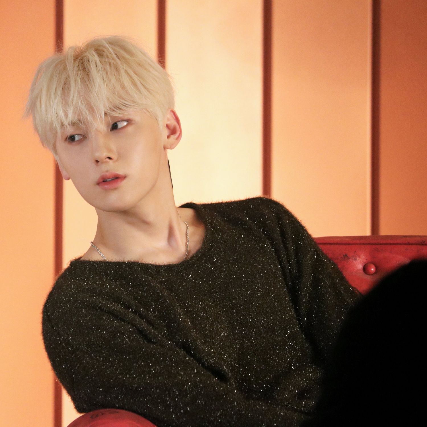 A moment captured by a fan of Hwang Minhyun
