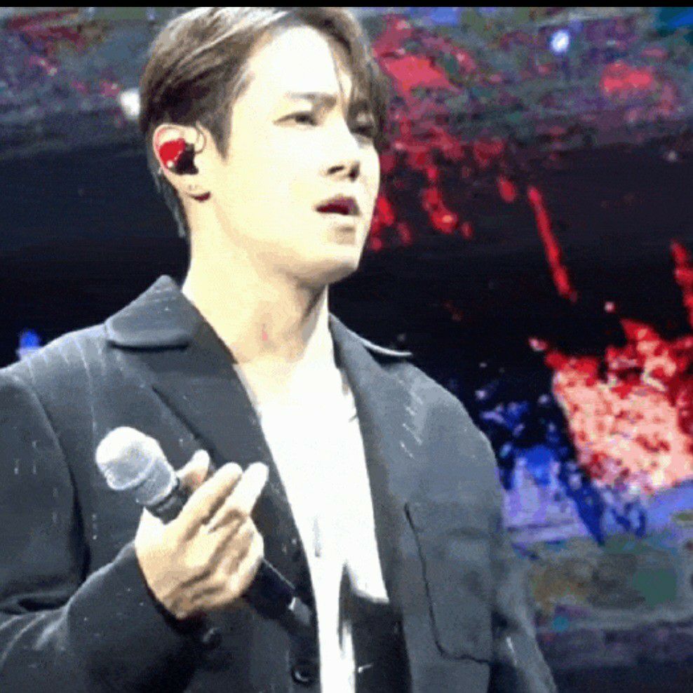 Behind-the-scenes cut of Hwanhee