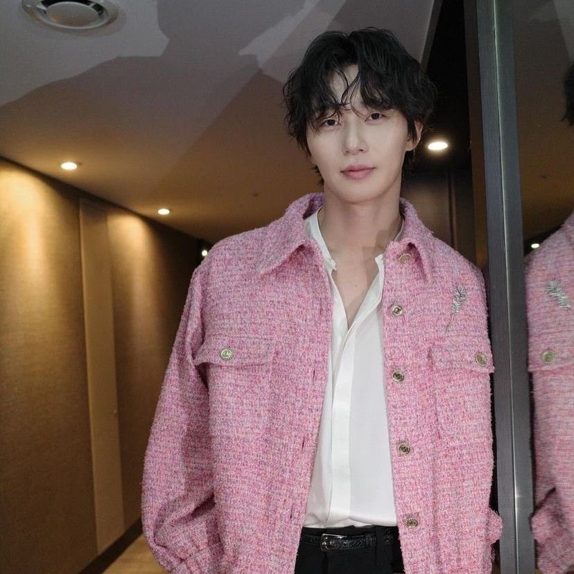 A moment captured by a fan of Park Seojoon