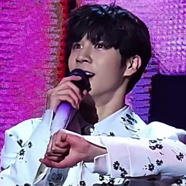 A moment captured by a fan of Jeong Dongwon