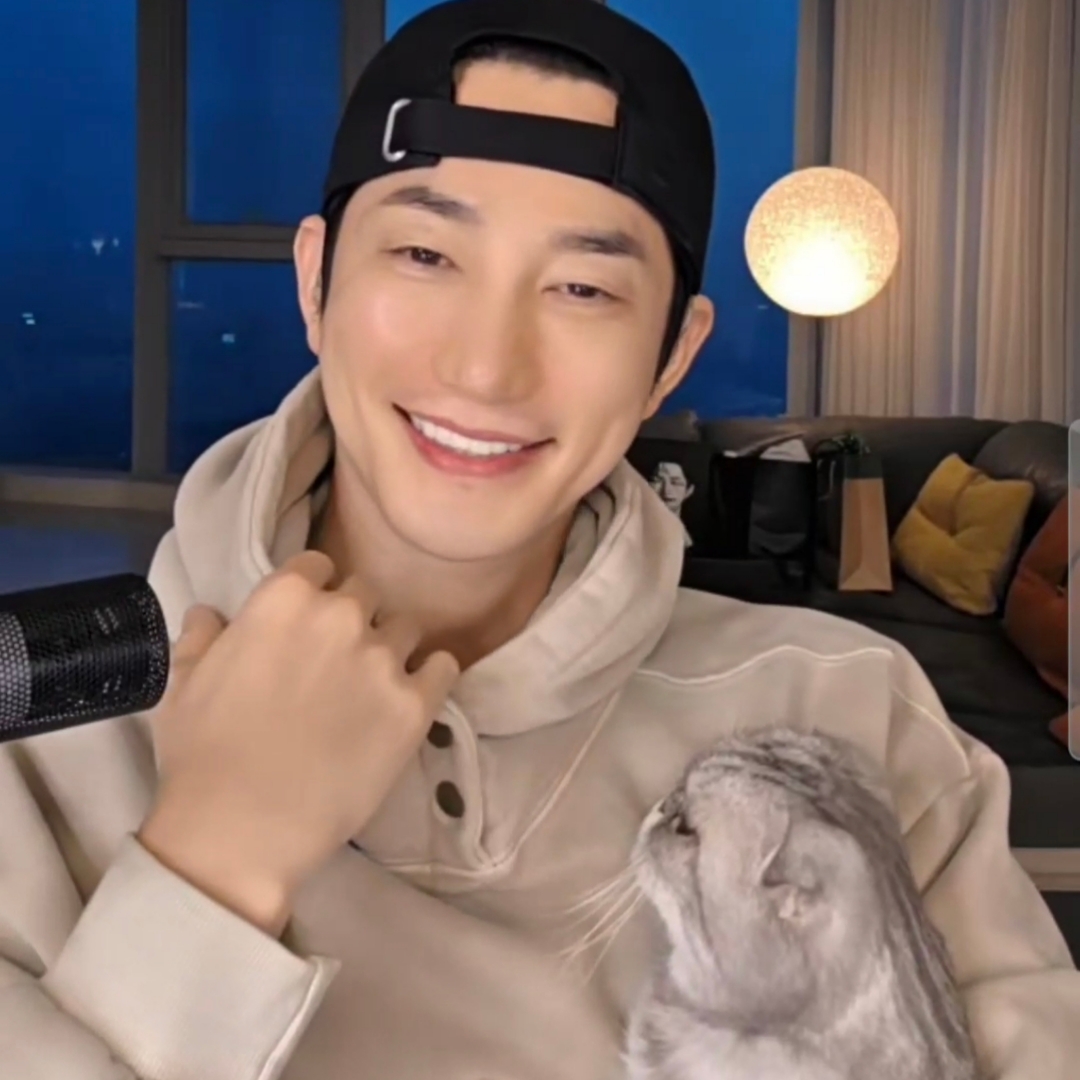 A moment captured by a fan of Park Sihoo