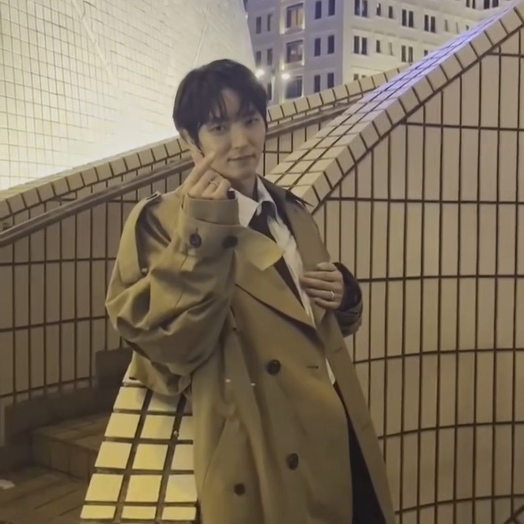 A moment captured by a fan of Lee Joongi