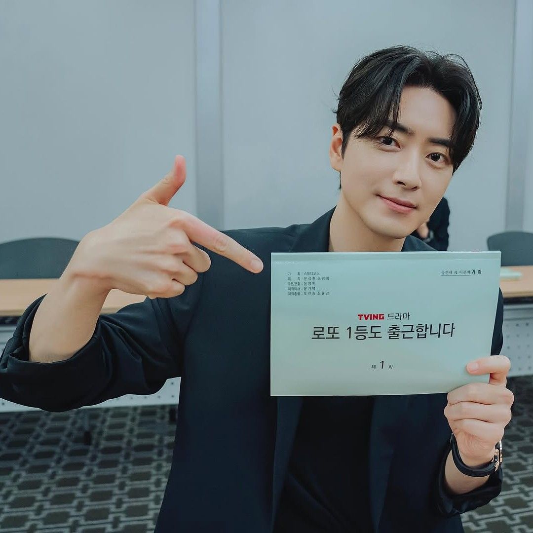 Behind-the-scenes cut of Lee Joonhyuk