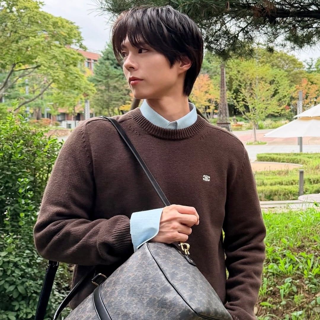 A moment captured by a fan of Park Bogum