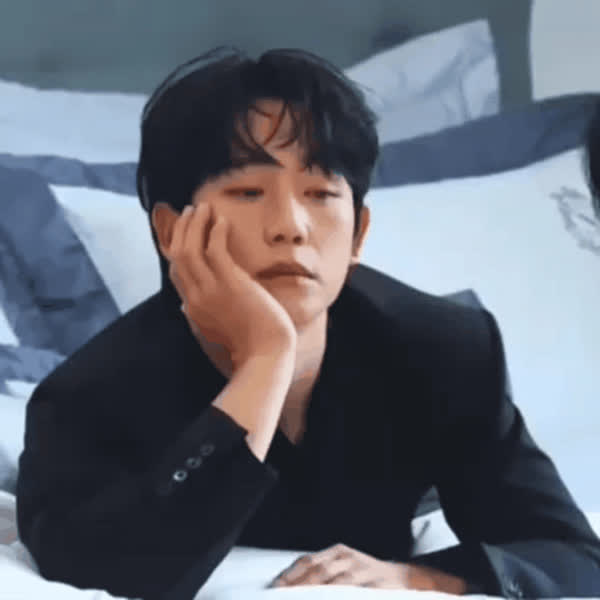 정해인의 매력을 담은 최애돌셀럽 대표 사진