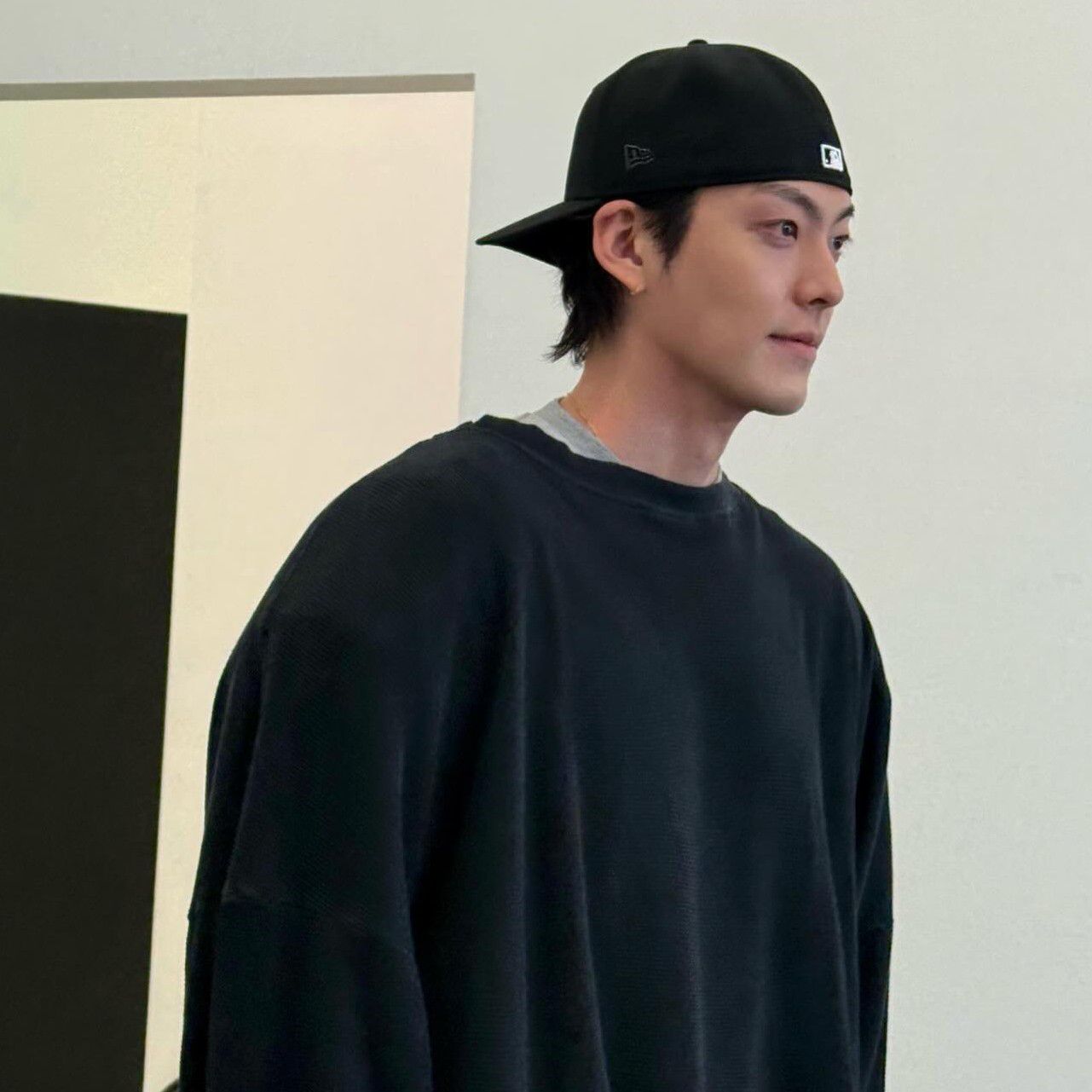 Behind-the-scenes cut of Kim Woobin