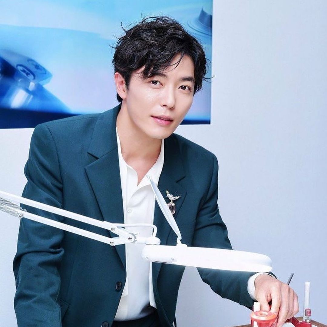 Behind-the-scenes cut of Kim Jaewook