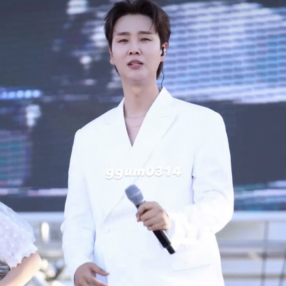 A moment captured by a fan of Song Minjun