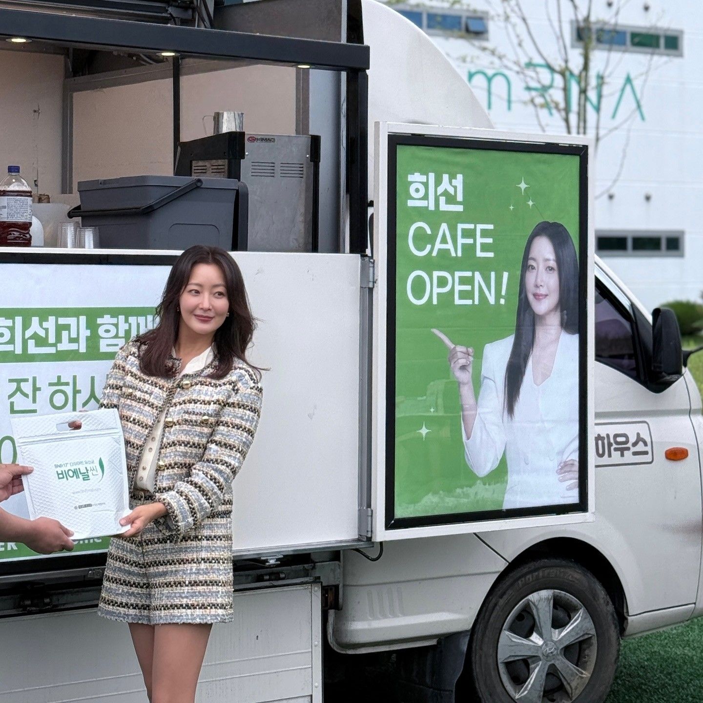 Behind-the-scenes cut of Kim Heesun