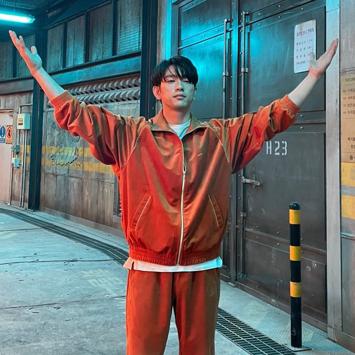 A moment captured by a fan of Park Jinyoung